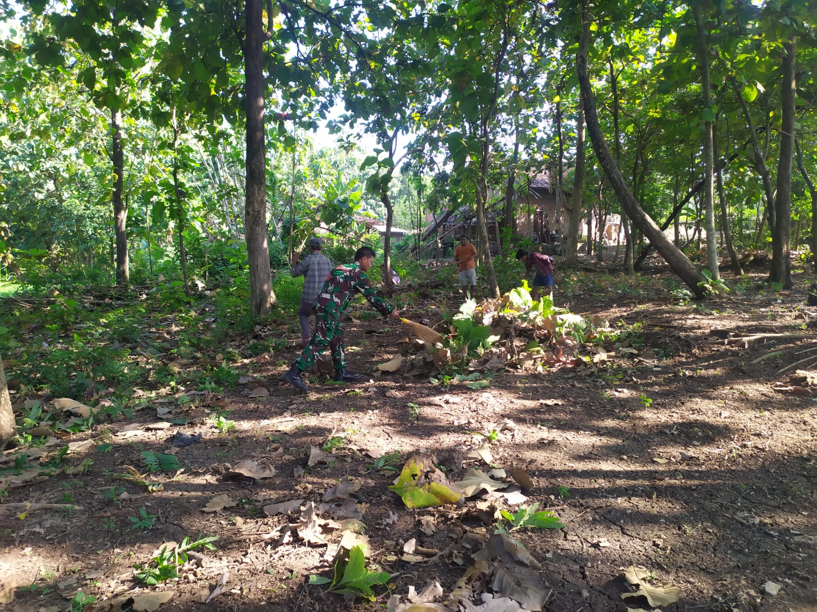 Babinsa Bersama Warga Kerja Bakti Bersihkan Lingkungan