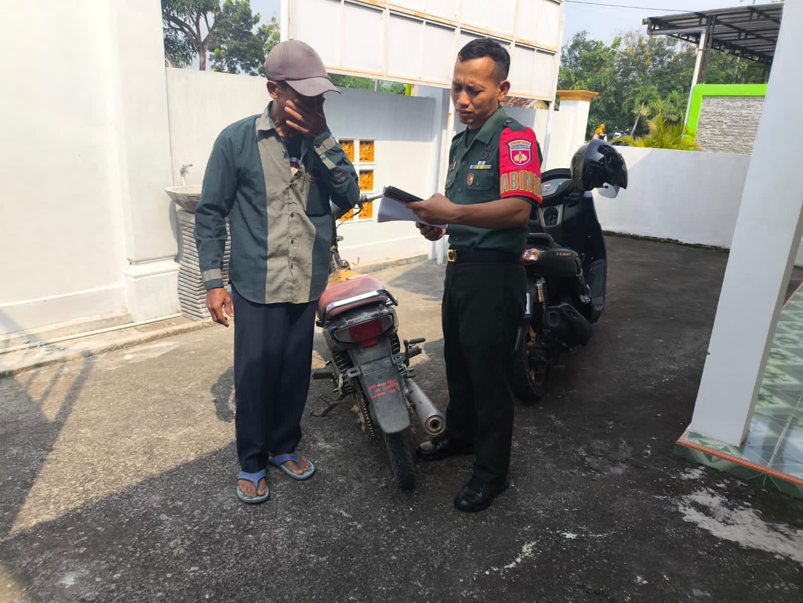 Kunjungi Pak RT, Babinsa Sampaikan Ini….