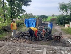 Guyub, Babinsa Wonorejo Ikut Partisipasi Dalam Pembangunan Rumah Warga