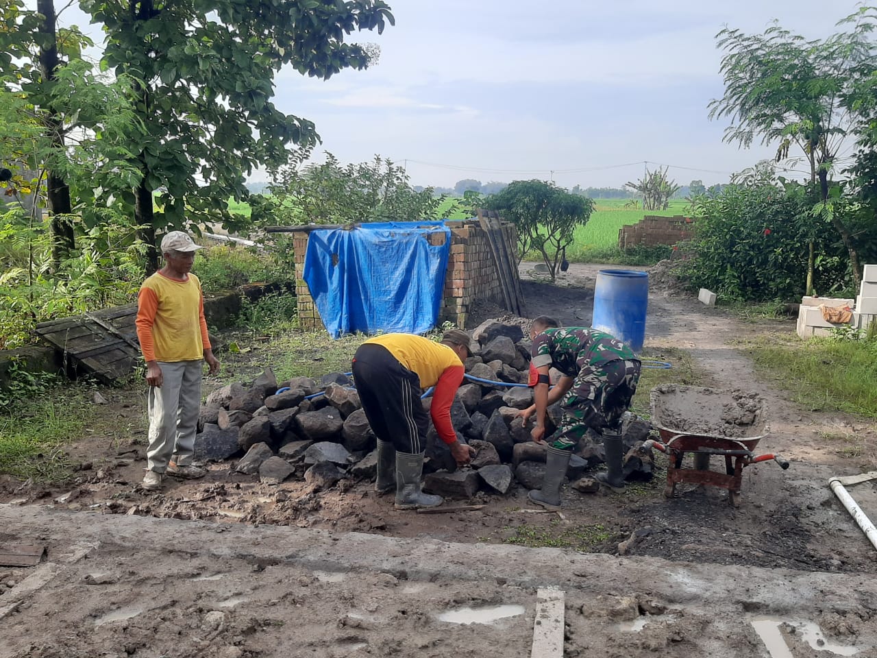 Guyub, Babinsa Wonorejo Ikut Partisipasi Dalam Pembangunan Rumah Warga