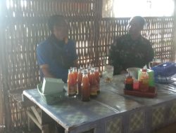 Babinsa Komsos Saling Tukar Pikiran Dengan Warga Di Kedai Kopi  