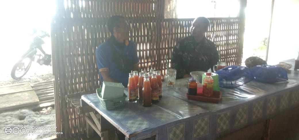 Babinsa Komsos Saling Tukar Pikiran Dengan Warga Di Kedai Kopi  