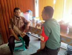 Membangun Hubungan Lebih Akrab, Babinsa Temui Warganya di Warung Makan