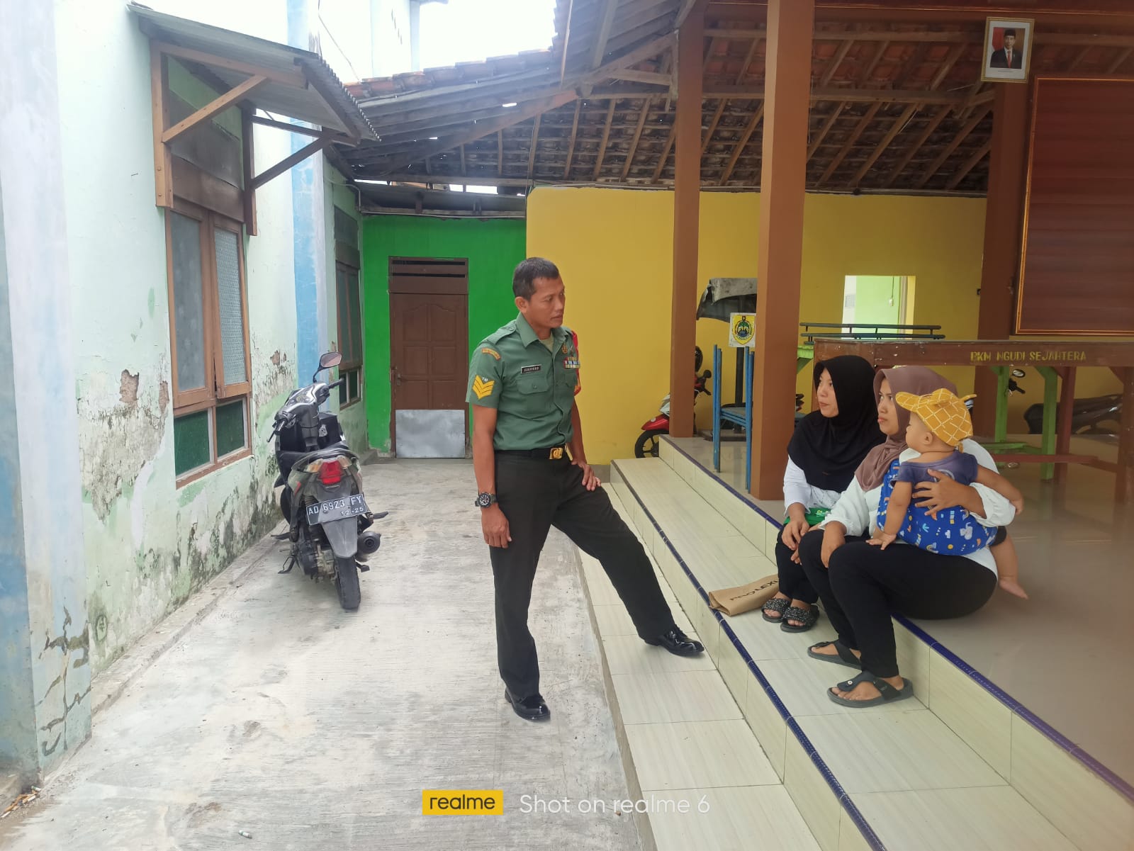 Babinsa Menghimbau Ibu untuk Menjaga Anak-anak dengan Cermat