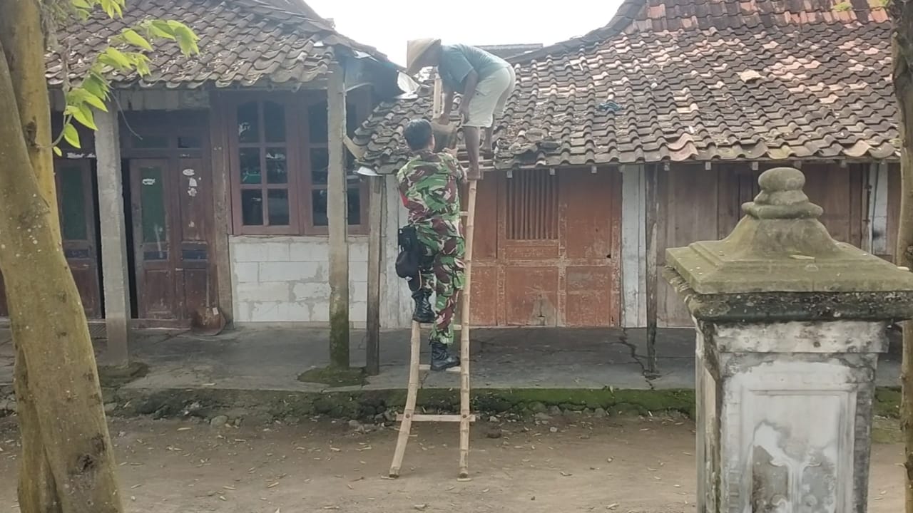 Babinsa Bantu Perbaiki Genteng Akibat Diterpa Angin Kencang
