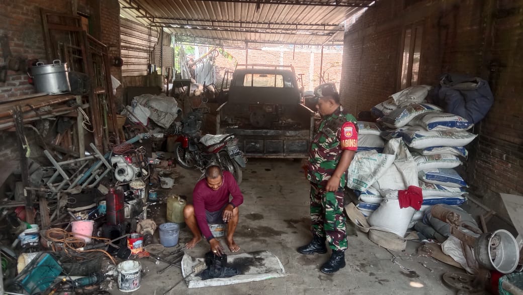 Babinsa Menghimbau Warga: Jaga Kebersihan Sungai dengan Tidak Membuang Sampah Sembarangan