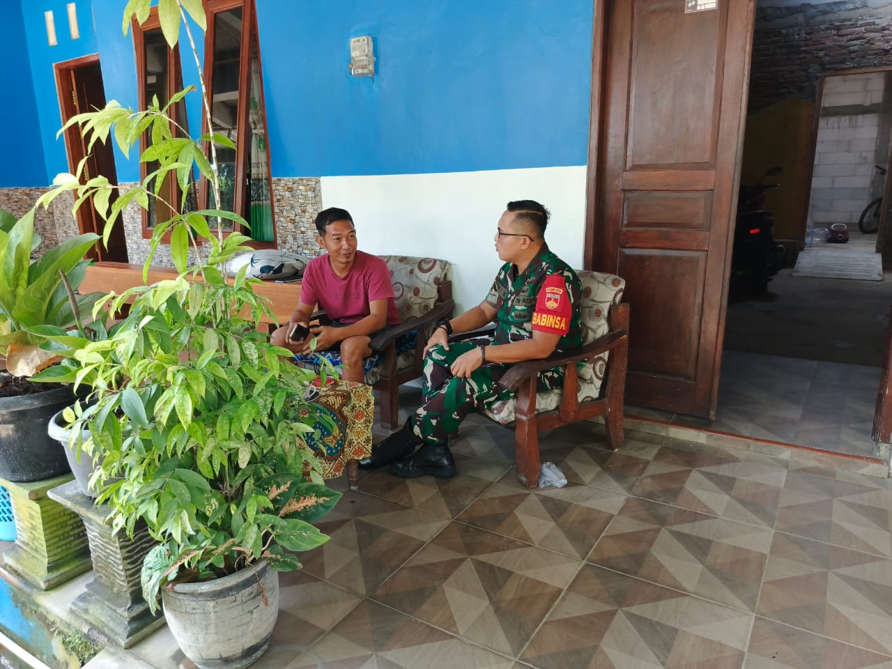 Demi Menjalin Hubungan Baik,  Babinsa Kunjungi Rumah Warga