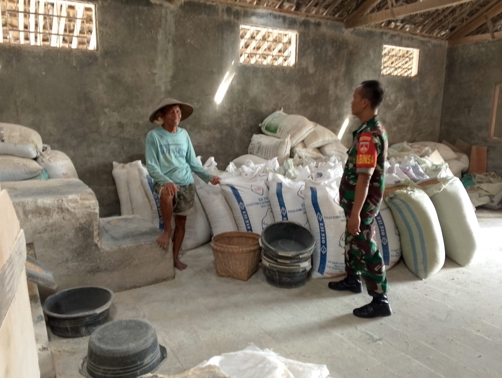 Babinsa Cek Stok Beras di Penggilingan Padi Untuk Menjaga Ketersediaan Pangan dan Kualitas Produk