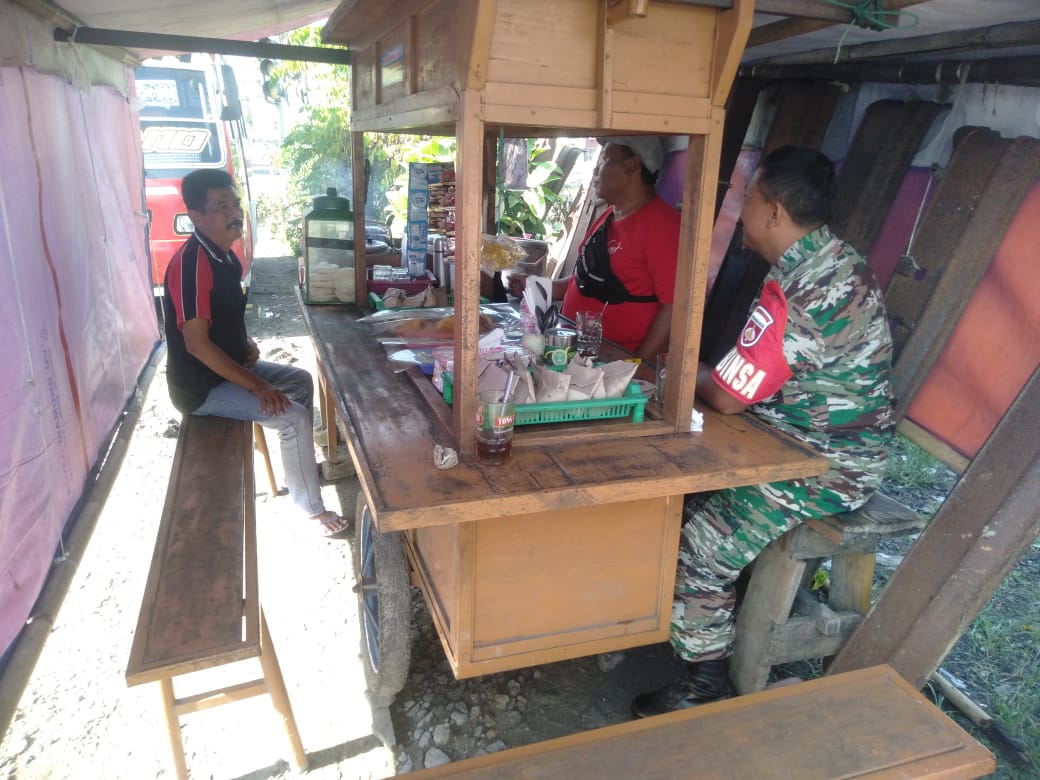 Peduli, Babinsa Membantu Membangun Rumah Warga