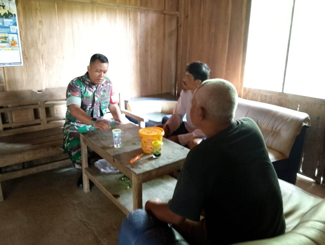 Komsos Dengan Ketua RT, Babinsa Eratkan Silahturahmi