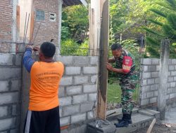 Peduli, Babinsa Membantu Membangun Rumah Warga