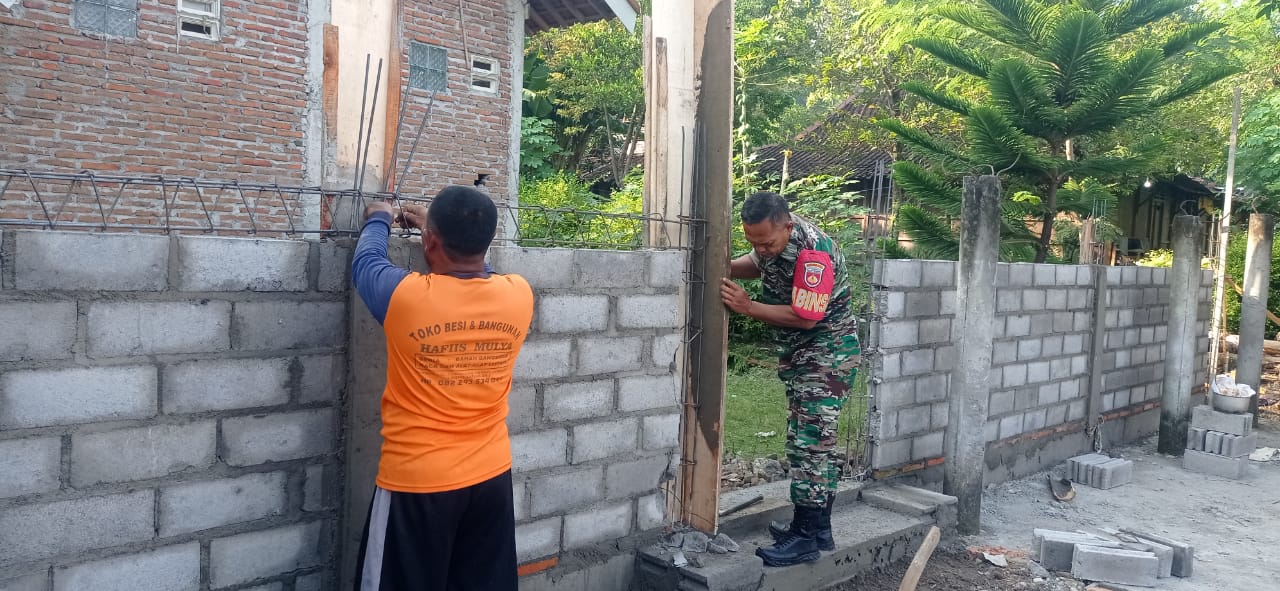 Peduli, Babinsa Membantu Membangun Rumah Warga