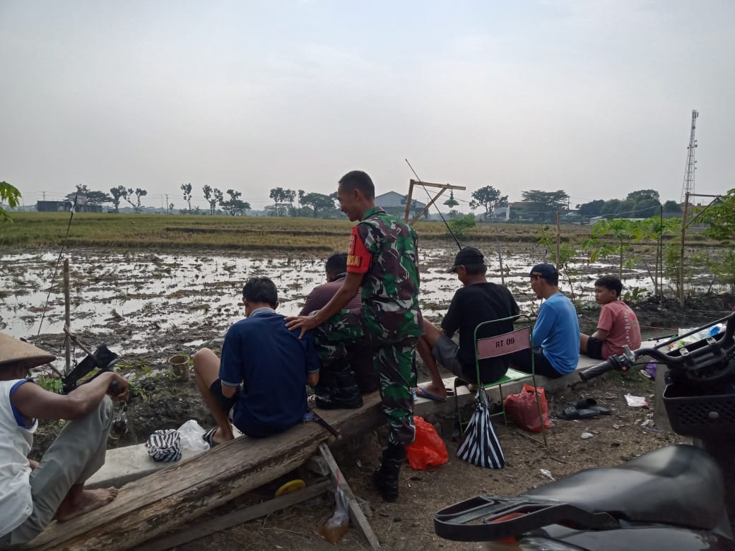 Di Area Sawah Babinsa Jaga Hubungan Dengan Petani