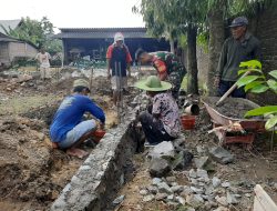 Kontribusi yang Membanggakan, Babinsa Bantu Pembuatan Pondasi Rumah Warga
