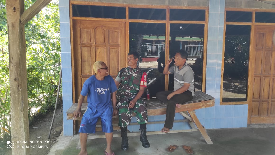  Babinsa Berkomunikasi dengan Tokoh Masyarakat, Bahas Keamanan Wilayah