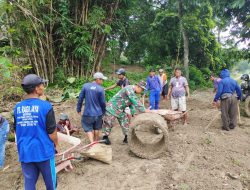 Penuh Semangat, Babinsa Baleharjo Kerja Bakti Pembenahan Gorong-gorong