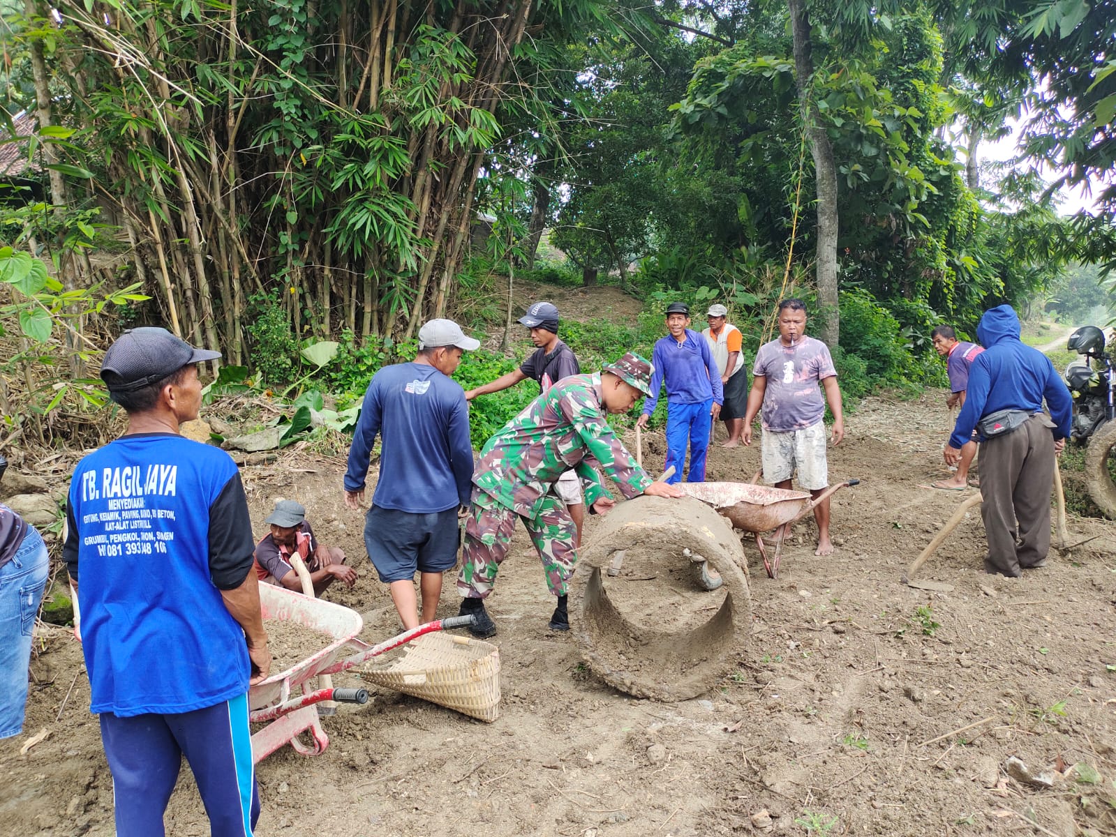 Penuh Semangat, Babinsa Baleharjo Kerja Bakti Pembenahan Gorong-gorong