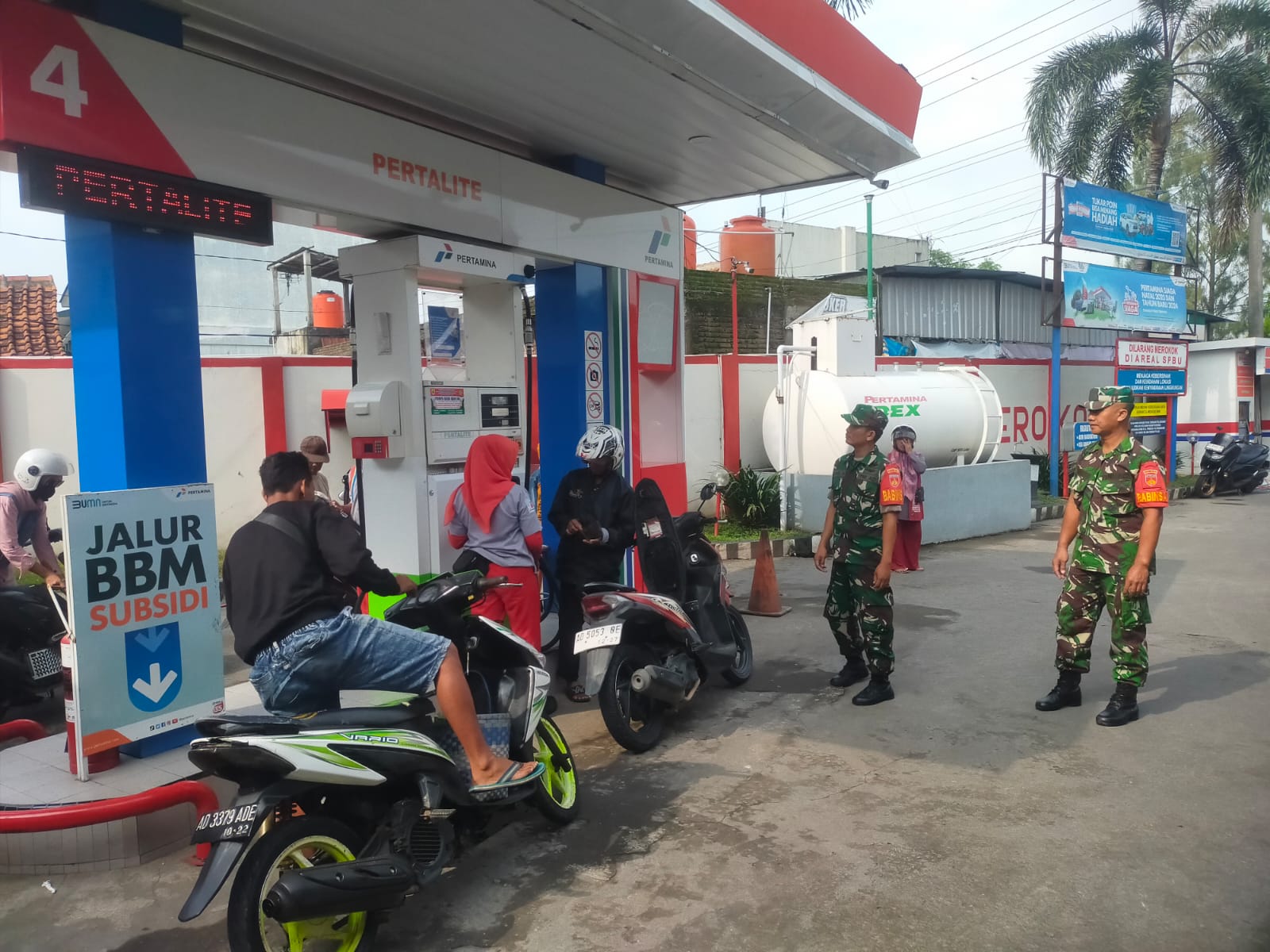 Anggota Koramil Kalijambe Pengawal Setia dalam Patroli Wilayah untuk Menjaga Keamanan