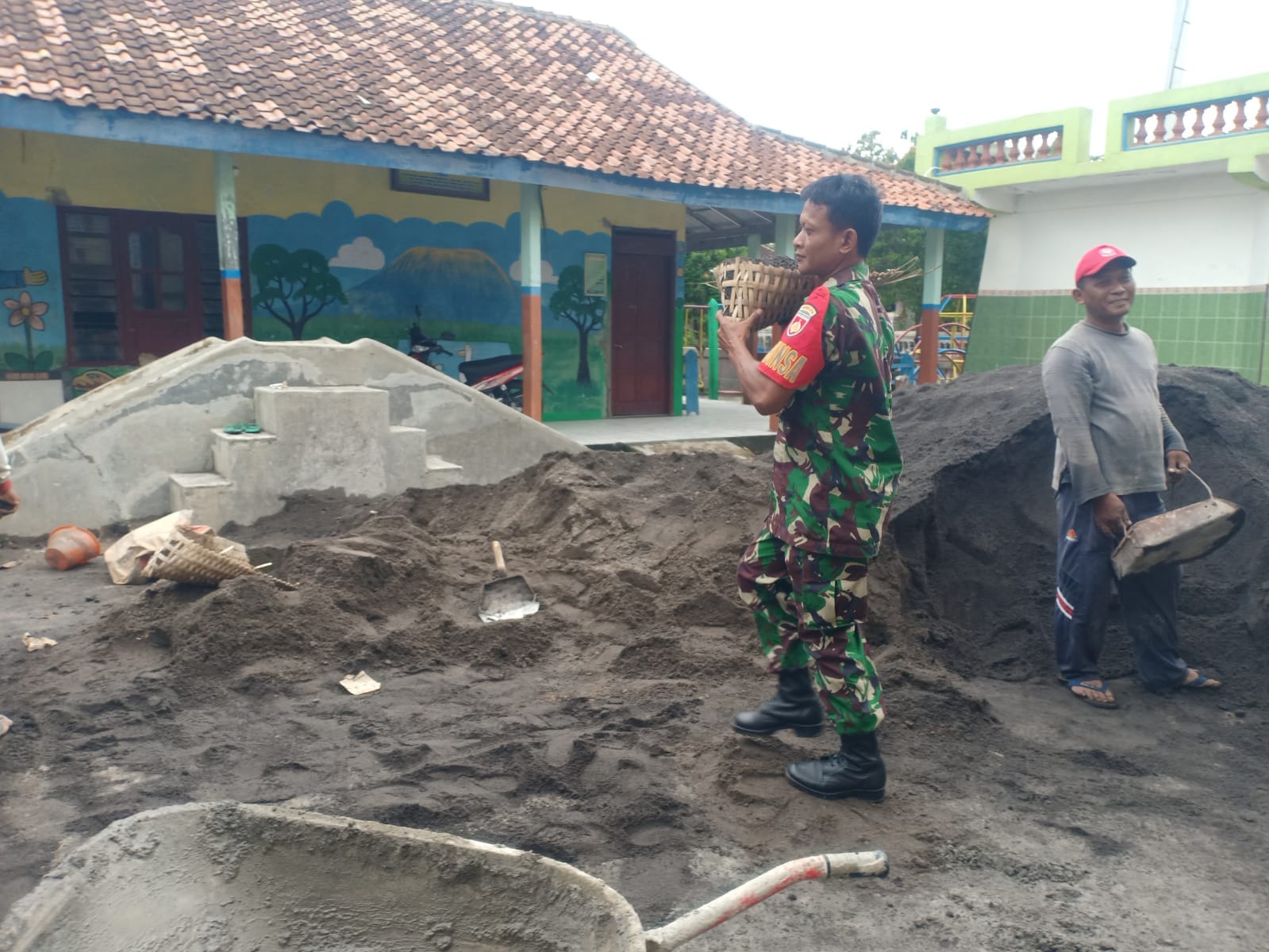 Peran Babinsa dalam Pembangunan Rumah Warga