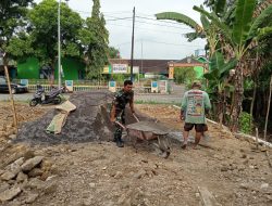 Karya Bakti Babinsa Genengduwur Bangun Rumah
