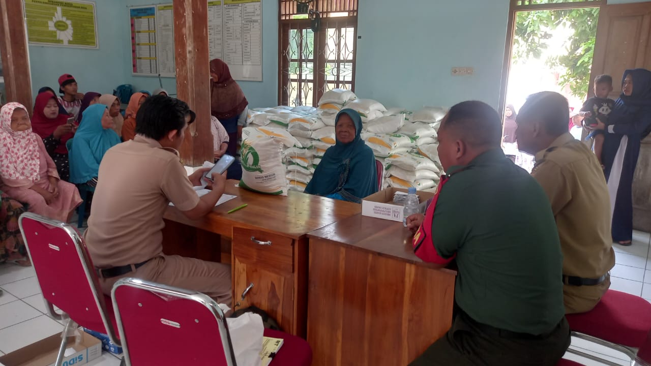 Inilah Peran Babinsa dalam Pengamanan Distribusi Bansos Beras di Wilayah