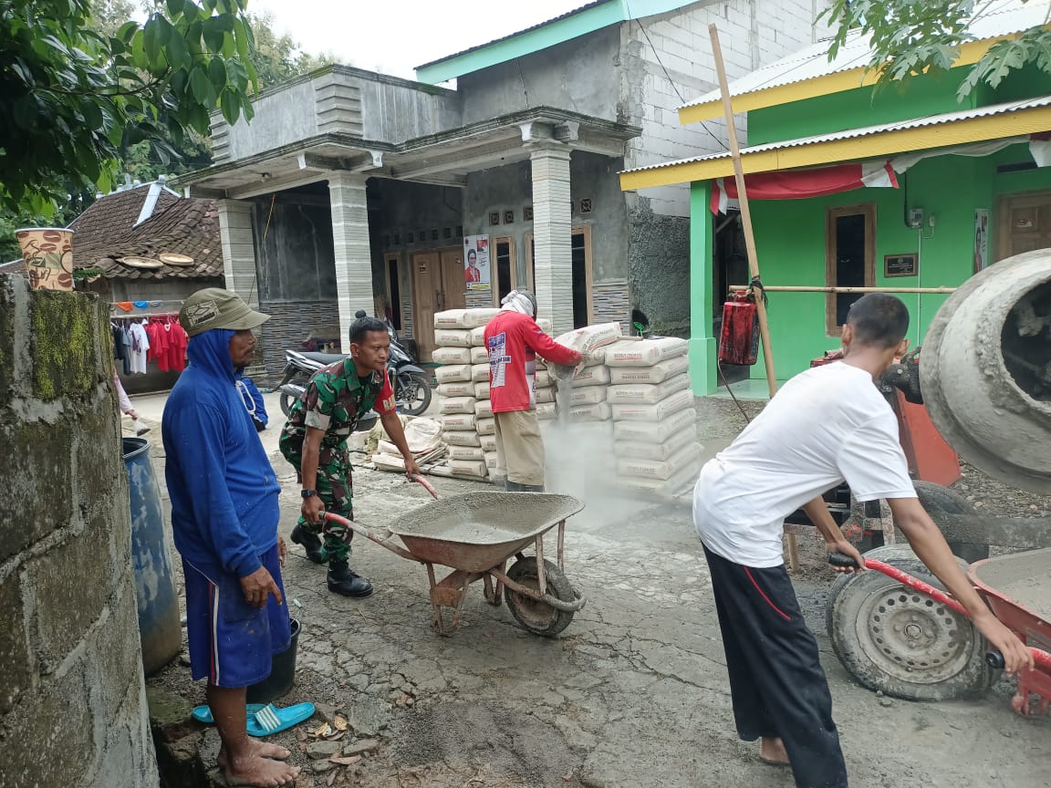 Kerja Bakti Membangun Jalan Contoh Nyata Sinergi Babinsa dan Warga