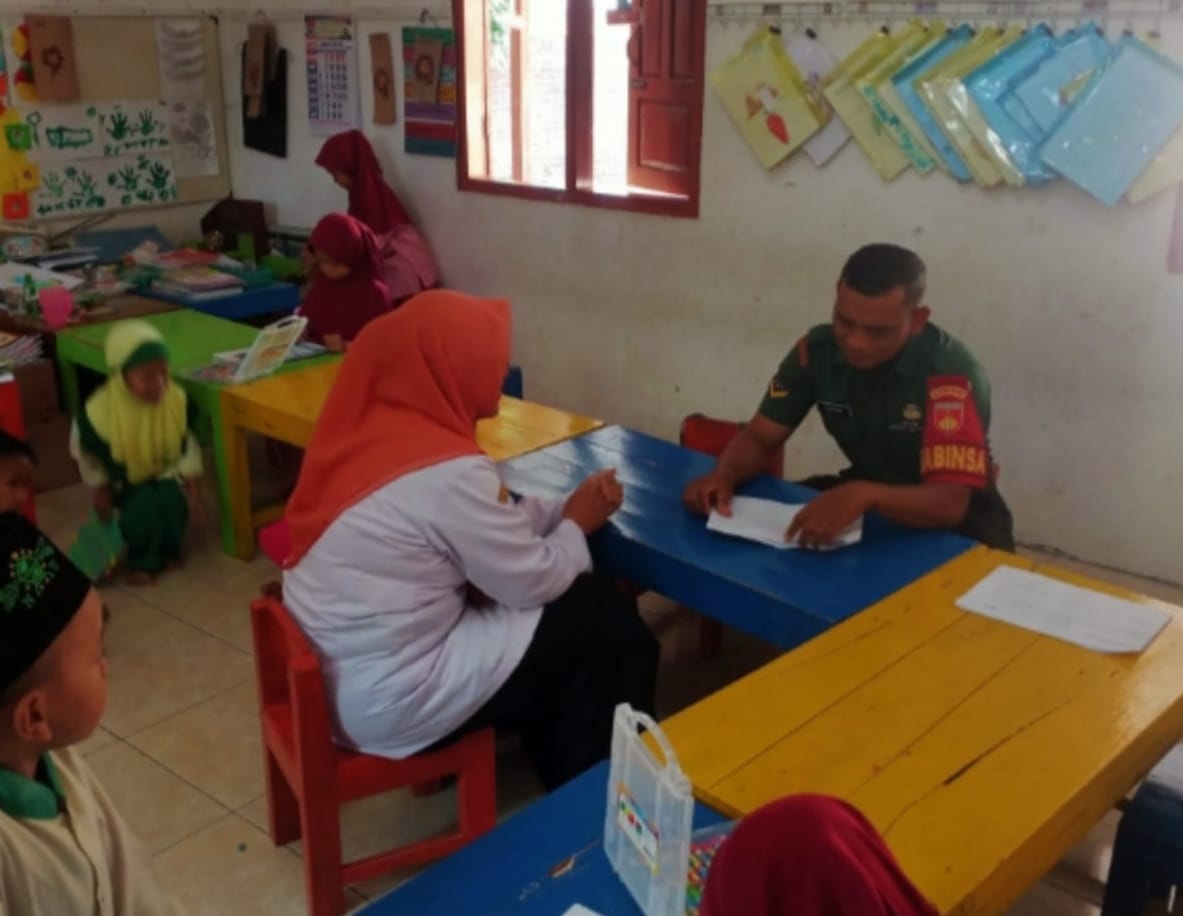 Babinsa Pringanom dan Guru TK Kolaborasi dalam Komsos untuk Mendukung Pendidikan Anak Usia Dini