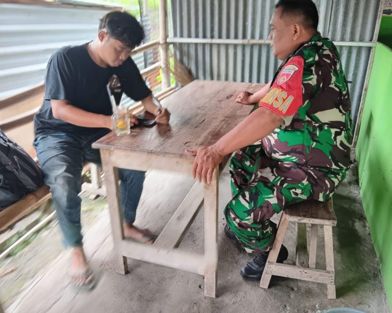 Babinsa Menghimbau Warga untuk Menjaga Keamanan dan Ketertiban Lingkungan