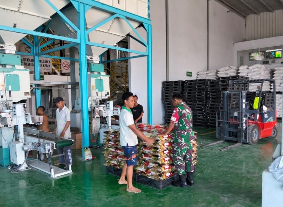 Inilah Peran Babinsa dalam Pemantauan Stok Beras di Bulog