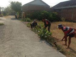Babinsa Melaksanakan Pembersihan Lingkungan: Mendekatkan TNI dengan Masyarakat