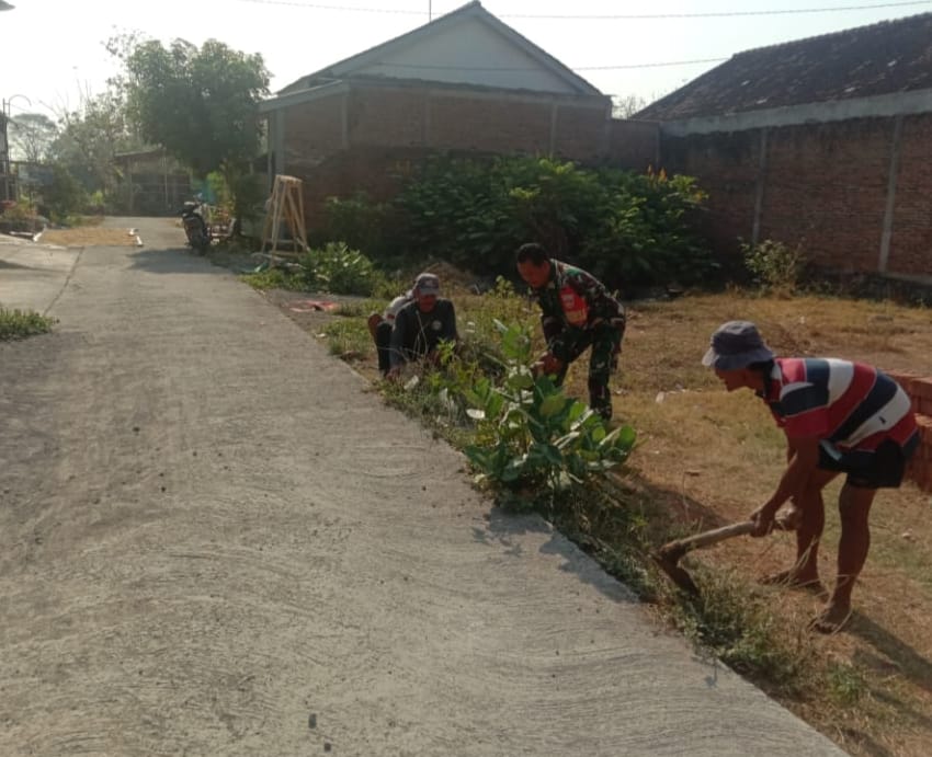 Babinsa Melaksanakan Pembersihan Lingkungan: Mendekatkan TNI dengan Masyarakat