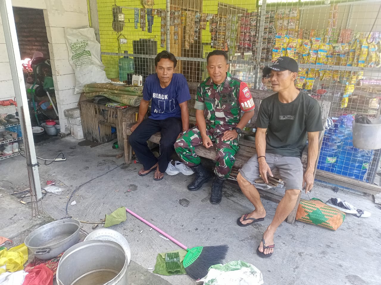 Obrolan Penuh Kekeluargaan Babinsa Plosokerep dan Warga