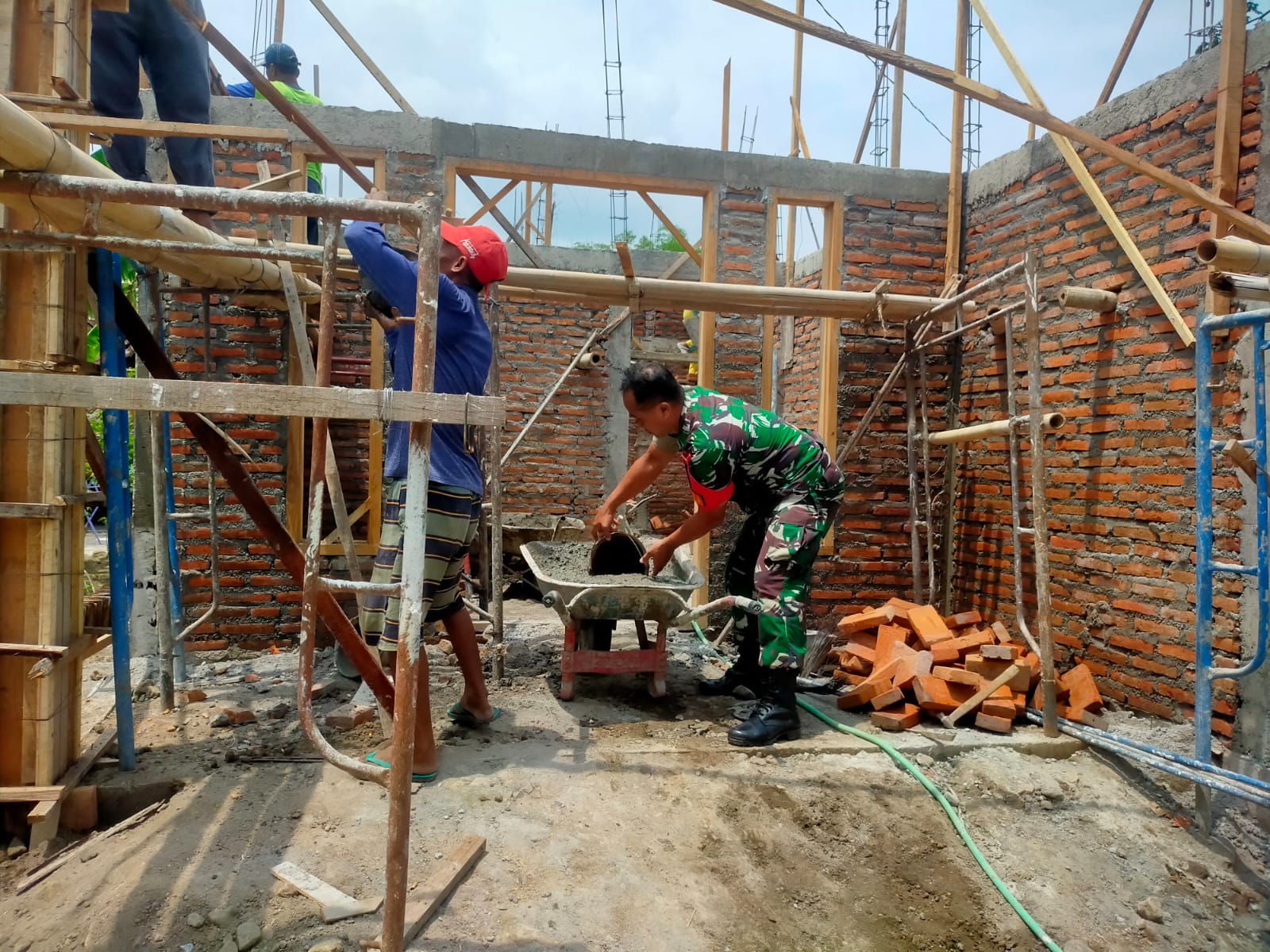 Sertu Zuhud Memperkenalkan Prinsip – Prinsip Gotong Royong Dengan Membantu Cor Rumah Warga