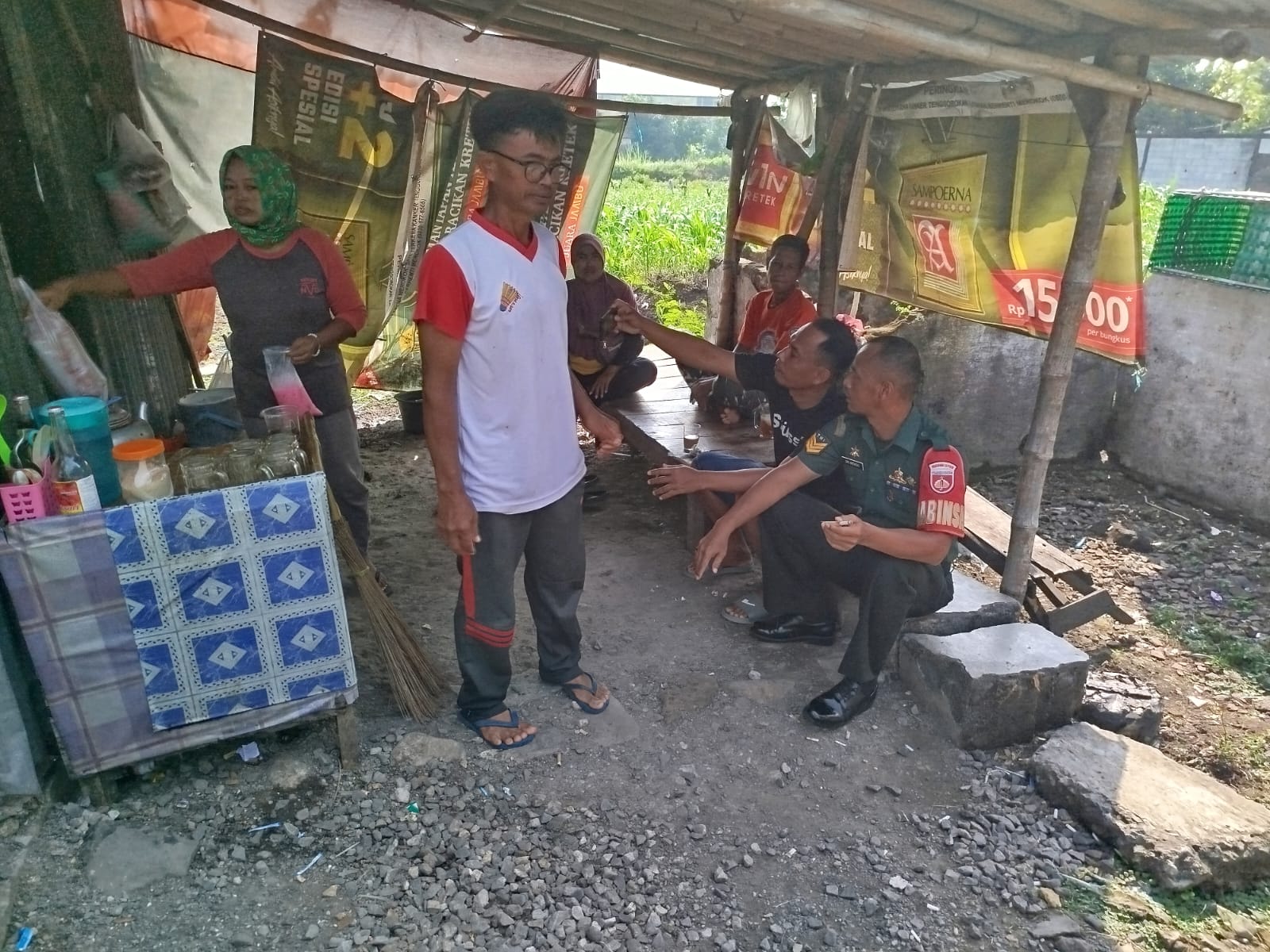 Babinsa Himbau Warung Jaga Kebersihan