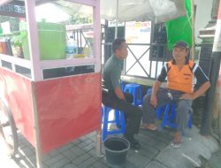 Kegiatan Komsos Babinsa dengan Pedagang Kaki Lima Guna Mempererat Hubungan