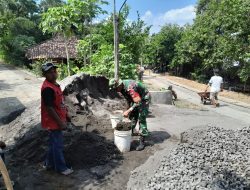 Babinsa Tegaldowo Kerja Bakti Pengerasan Jalan untuk Kesejahteraan Masyarakat