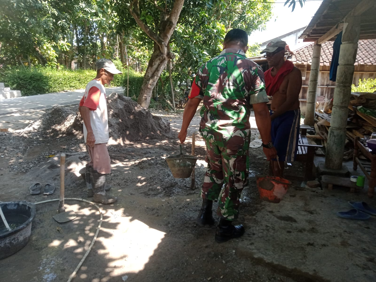 Babinsa Gilirejo Menjadi Mitra Setia dalam Membangun Rumah Warga