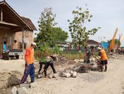 Babinsa: Karya Bakti Pembuatan Talud Jalan untuk Kesejahteraan Masyarakat