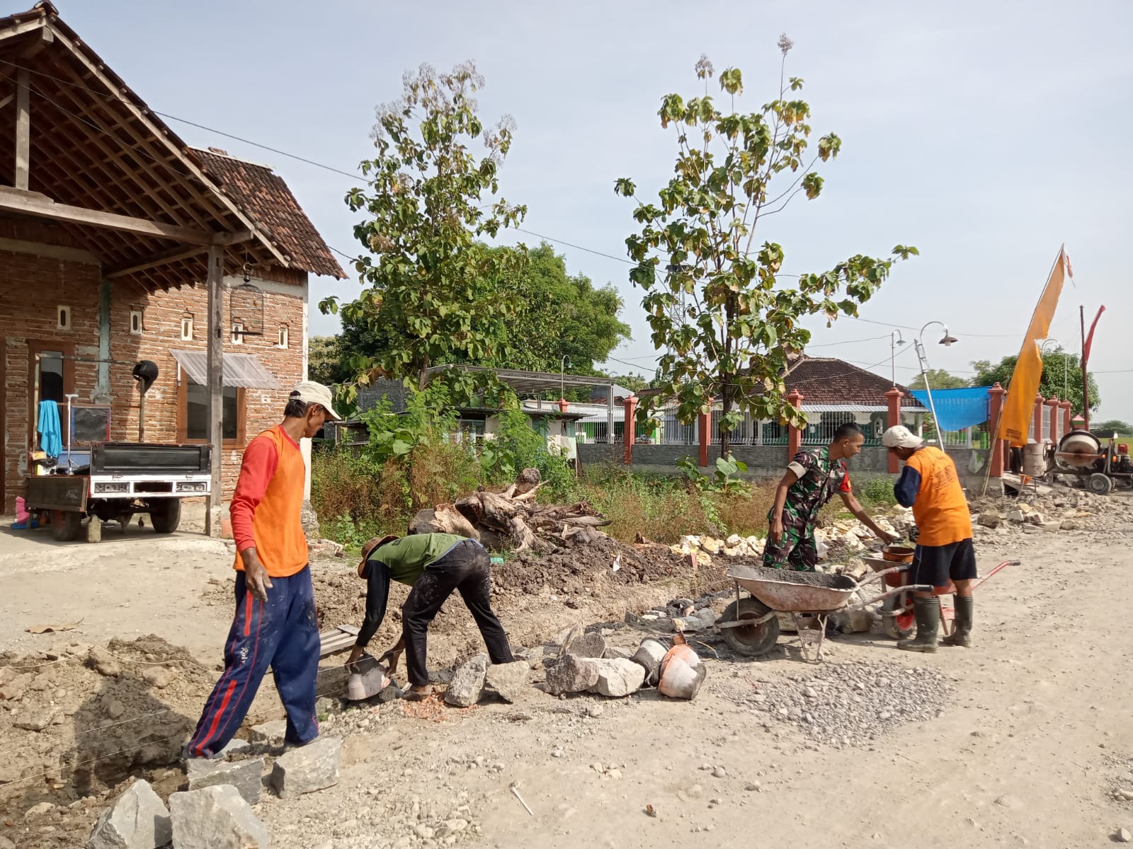 Babinsa: Karya Bakti Pembuatan Talud Jalan untuk Kesejahteraan Masyarakat