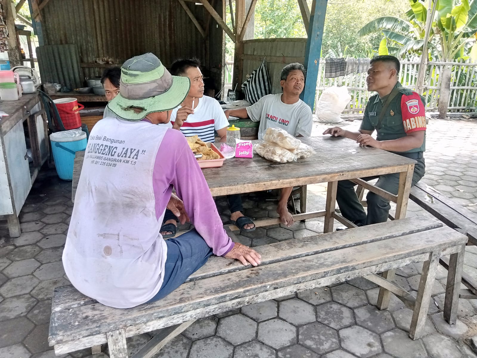 Obrolan Santai Supriyanto di Warung Hik Pinggir Jalan