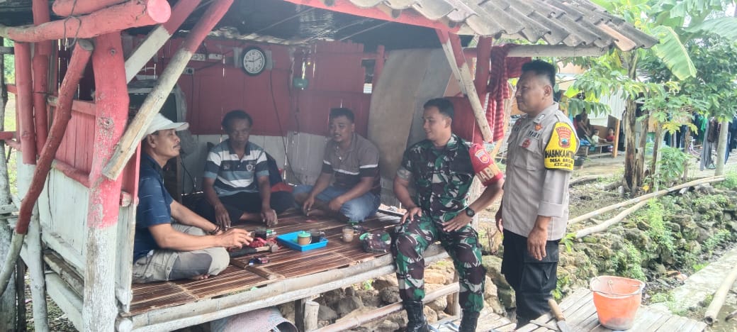 Babinsa Ajak Masyarakat Mengaktifkan Pos Kamling untuk Meningkatkan Keamanan Lingkungan