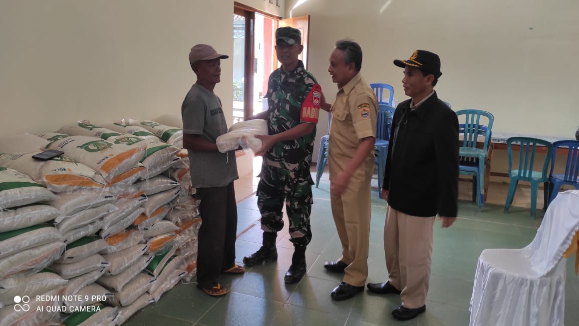 Pastikan Berjalan Lancar Babinsa Laksanakan Pengamanan Penyaluran Bantuan Pangan