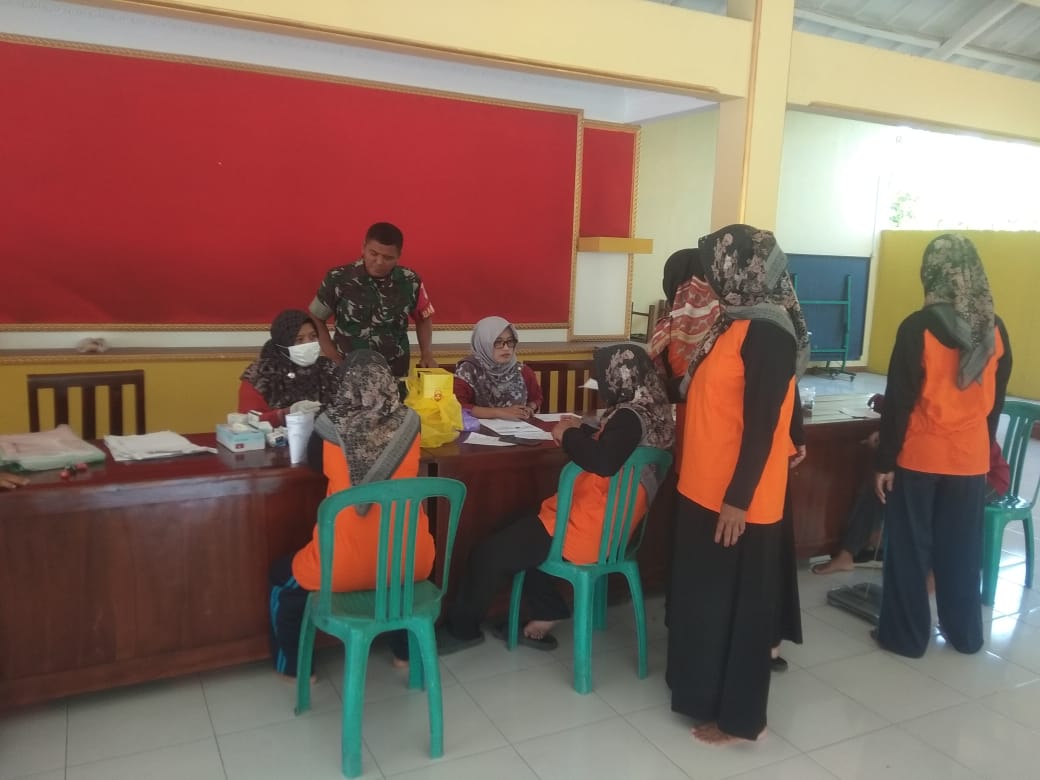 Babinsa Desa Nganti Mengumpulkan Data Stunting Balita Melalui Kader Posyandu