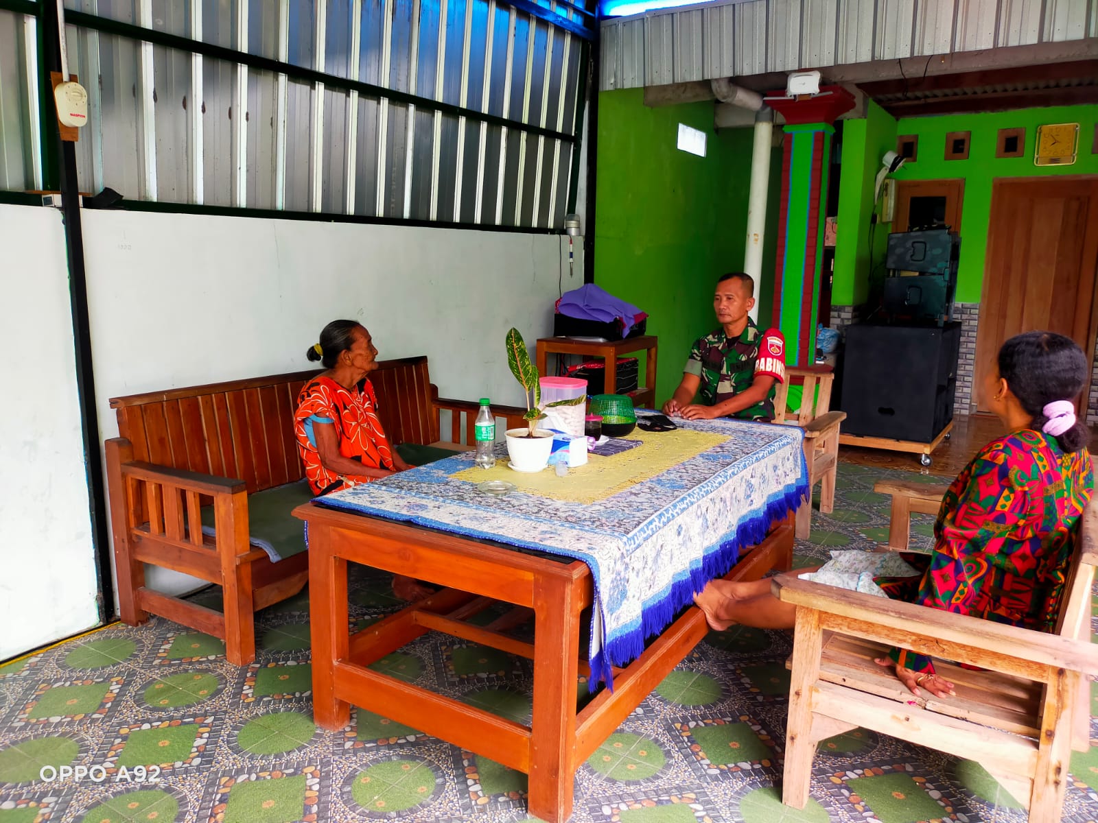 Obrolan Santai Babinsa dan Warga Guna Mempererat Hubungan dan Membangun Kebersamaan