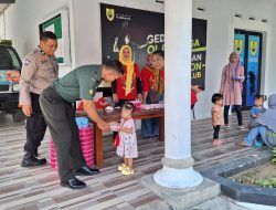 Babinsa Dampingi Puskesmas Berikan Makanan Tambahan untuk Balita Untuk Meningkatkan Gizi dan Kesehatan Generasi Penerus