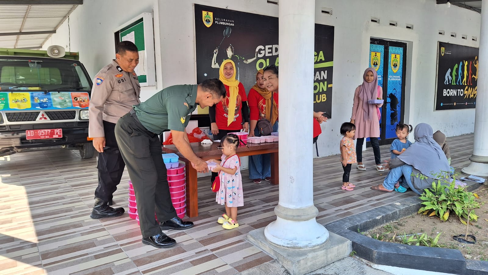Babinsa Dampingi Puskesmas Berikan Makanan Tambahan untuk Balita Untuk Meningkatkan Gizi dan Kesehatan Generasi Penerus