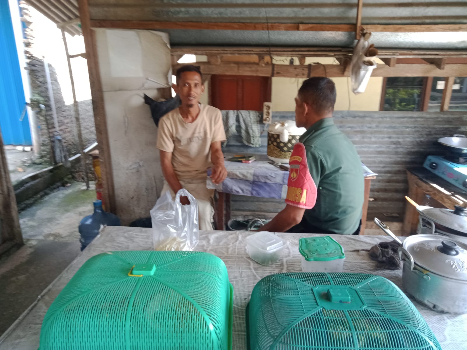 Babinsa Mengingatkan  Pedagang Bakso akan Pentingnya Kebersihan dan Kesehatan