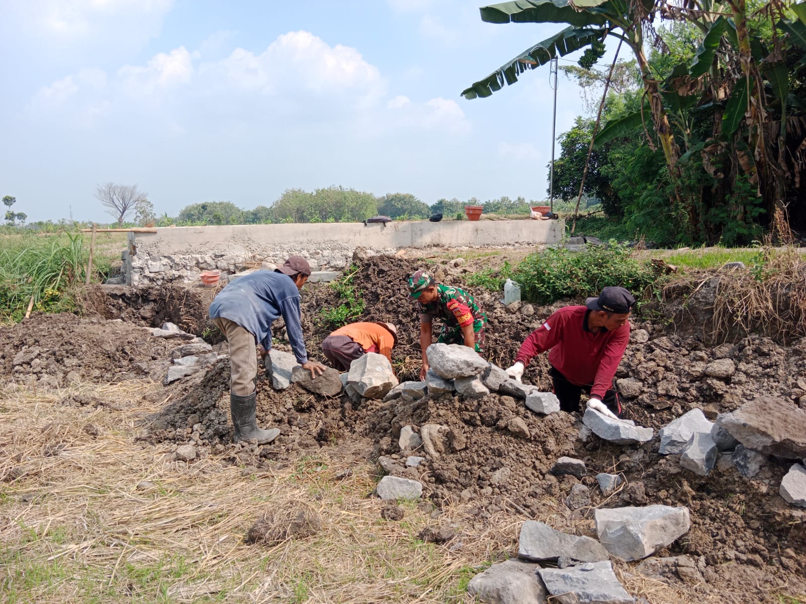 Kerja Bakti Babinsa Bersama Warga Bangun Saluran Irigasi