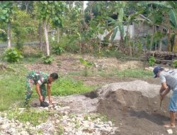Babinsa Bantu Warga Bangun Rumah