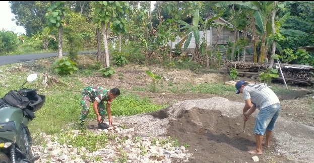 Babinsa Bantu Warga Bangun Rumah